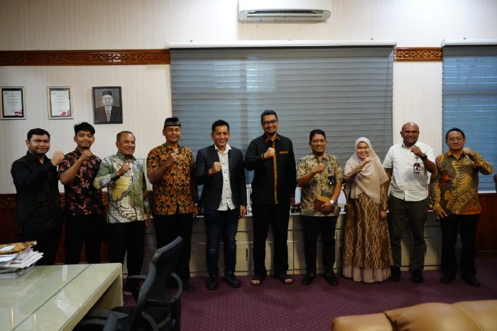 Kepala Dinas Pendidikan Aceh, Marthunis, ST, D.E.A. menerima kunjungan kerja dari Komisi Penyiaran Indonesia (KPI) Aceh, pada Kamis (16/01/2025), di ruang kerjanya