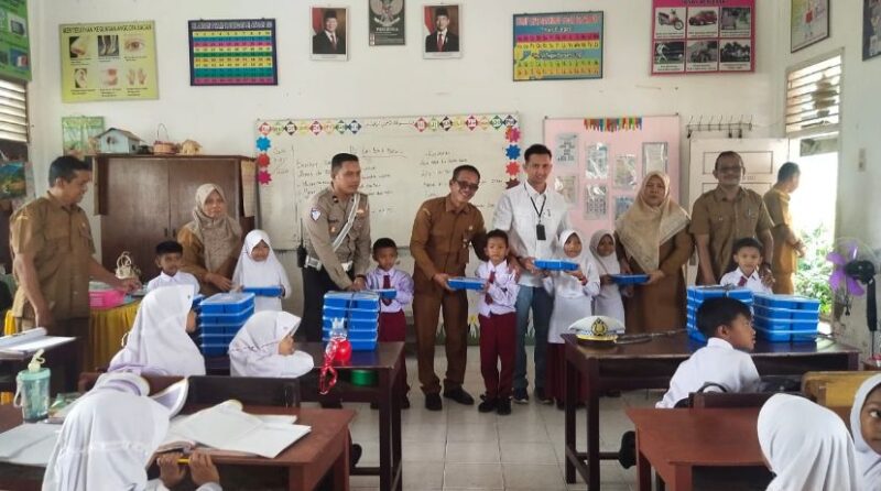 Sekdisbud Aceh Besar, Fahrurrazi, SE, memantau pelaksanaan program makan siang gratis di SDN 1 Lambheu, Kecamatan Darul Imarah, Aceh Besar, Senin (13/1/2025). FOTO/MC ACEH BESAR.