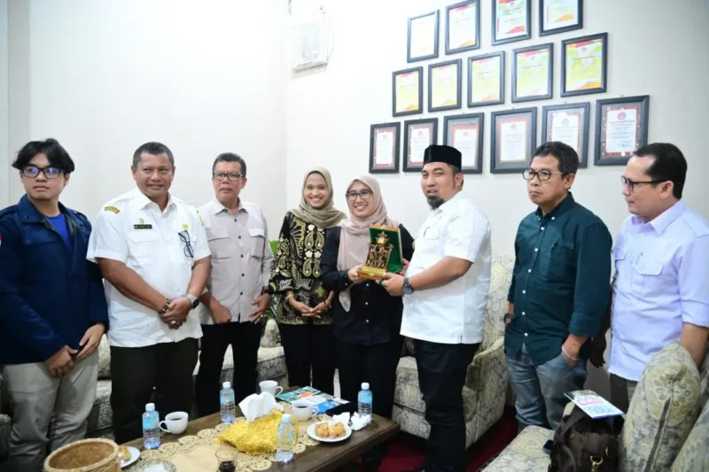 Pj Bupati Aceh Besar Muhammad Iswanto S.STP MM menerima kunjungan dan silaturahmi tim Universitas Teknologi Petronas (UTP) Malaysia di Dekranasda Gampong Gani Kecamatan Ingin Jaya Kabupaten Aceh Besar Rabu (15/1/2025). Foto: Dok.