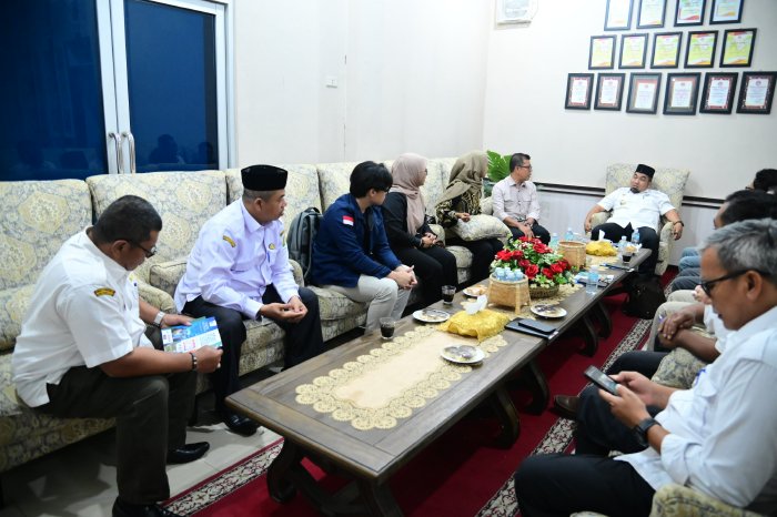 Pj Bupati Aceh Besar Muhammad Iswanto SSTP MM menerima kunjungan dan silaturahmi dari Universitas Teknologi Petronas (UTP) Malaysia, di Dekranasda Gp Gani, Kecamatan Ingin Jaya, Aceh Besar, Rabu (15/01/2025). FOTO/MC ACEH BESAR