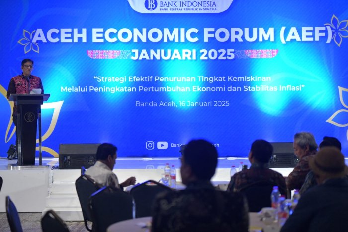 Plt. Sekda Aceh, Muhammad Diwarsyah, memberikan sambutan dalam acara Aceh Economic Forum yang diselenggarakan oleh Bank Indonesia Perwakilan Aceh di Ballroom The Pade Hotel, Kamis (16/1/2025).