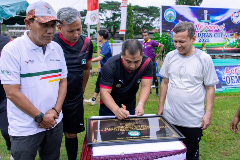 Pj Bupati Aceh Besar Muhammad Iswanto SSTP MM, menandatangani prasasti Talud Lapangan Sepakbola Pesantren Modern Tgk Chiek Oemar Diyan, di Indrapuri, Aceh Besar, Minggu (12/1/2025). FOTO/ PROKOPIM PEMKAB ACEH BESAR