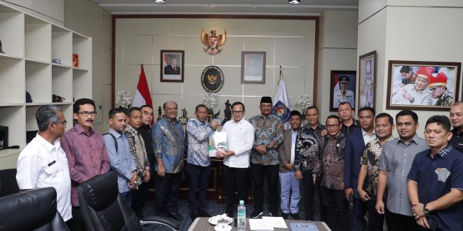 Pj. Gubernur Aceh, Dr. H. Safrizal ZA, M.Si beserta Ketua DPRA Zulfadhli, A.Md, dan Anggota DPRA lainnya, foto bersama Wakil Menteri Dalam Negeri RI, Dr. H. Bima Arya Sugiarto, SIP, usai melakukan Silaturahmi dan Audiensi di Ruang Kerja Gedung B Kementerian Dalam Negeri RI, Jakarta, Rabu, (15/1/2025).