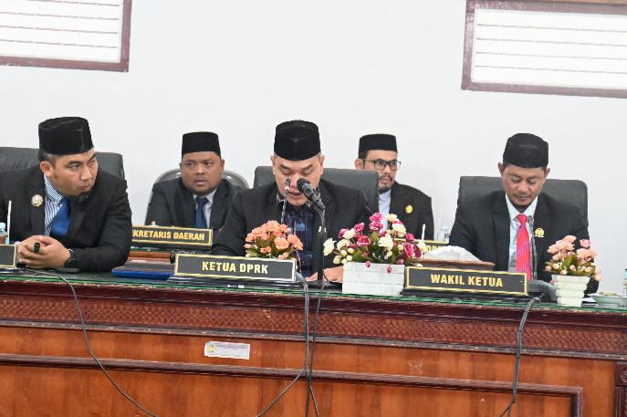 Pj Bupati Aceh Besar Muhammad Iswanto SSTP MM menghadiri Rapat Paripurna Ke-5 Masa Persidangan Ke-2, dengan agenda Pengumuman Hasil Penetapan Bupati Wakil Bupati Terpilih Masa Jabatan 2025-2030 di Ruang Rapat Paripurna DPRK di Kota Jantho, Senin (13/01/2025).
FOTO/MC ACEH BESAR