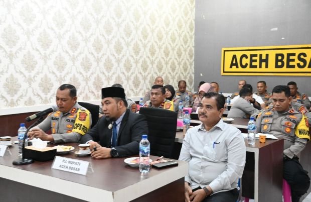 Pj Bupati Aceh Besar, Muhammad Iswanto, S.STP, MM bersama Kapolres Aceh Besar AKBP Sujoko.S.I.K.,M.H dan Kadis Pertanian Aceh Besar, Jakfar, SP, MSi menghadiri Rakor secara virtual dengan Kementerian Pertanian RI di Aula Vikon Polres Aceh Besar, Kota Jantho, Senin (13/01/2025) FOTO/MC ACEH BESAR