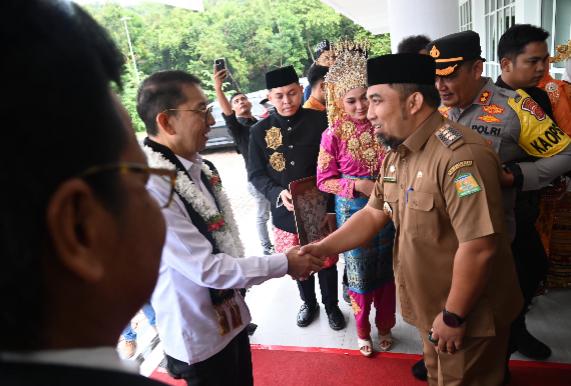 Pj Bupati Aceh Besar, Muhammad Iswanto, S.STP, MM menyambut kedatangan Menteri Kebudayaan RI, Fadli Zon saat tiba di di Kampus ISBI Aceh, Kota Jantho, Aceh Besar, Senin (13/1/2025). FOTO/MC ACEH BESAR