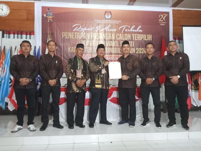 Melalui Rapat Pleno KIP Kabupaten Aceh Singkil resmi menetapkan pasangan H. Safriadi Oyon, S.H - H.Hamzah Sulaiman, S.H, sebagai Bupati dan Wakil Bupati Aceh Singkil terpilih periode 2025-2030, Kamis (9/1/2024). (Foto : Farid Ismullah/NOA.co.id).