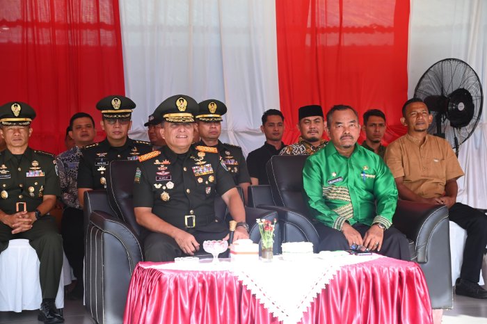 Asisten II Sekdakab Aceh Besar M.Ali S.Sos, hadiri hadiri penutupan Pendidikan Pertama Bintara TNI AD TA. 2024 di lapangan Resimen Induk Daerah Militer (Rindam) Iskandar Muda pada Kamis (9/1/2025). FOTO/MC ACEH BESAR