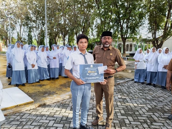 Kepala Dinas Pendidikan Aceh Marthunis ST. D.E.A diwakili Kepala SMA Unggul Sigli menyerahkan Hadiah kepada juara 1 Tray Out SNBT