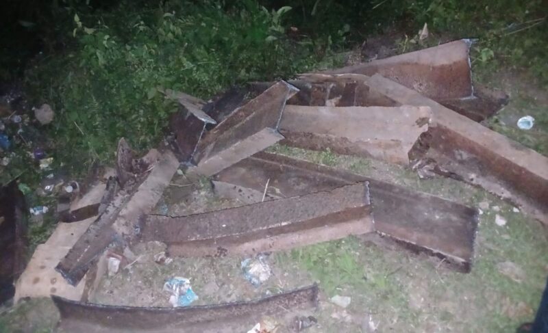 Besi bekas jembatan yang hilang. Foto:dok. Argamsyah/Noa.co.id.