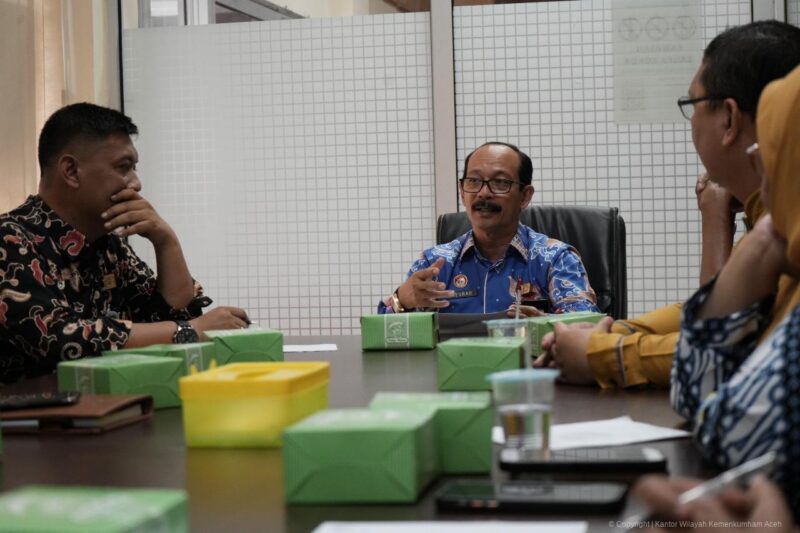 Kepala Kantor Kemenkum Aceh Meurah, Budiman(Tengah) saat rapat perdana saat Majelis Pengawas Wilayah Notaris (MPWN) Provinsi Aceh, Banda Aceh, Kamis (13/2/2025).