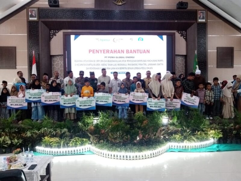 Manajemen PT. Pema Global Energi (PGE) menyalurkan bantuan beasiswa pendidikan dan pembangunan rumah layak huni bagi duafa, bersumber dari dana CSR (Corporate Social Responsiblity), berlangsung di aula Kantor Bupati Aceh Utara di Landing, Kecamatan Lhoksukon, Kamis, 20 Februari 2025. (Foto: NOA.co.id/IST).