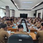 Bupati Aceh Utara H. Ismail A Jalil, SE, MM, di dampingi Wakil Bupati Tarmizi, S.I.Kom, melakukan rapat perdana dengan seluruh pimpinan Organisasi Perangkat Daerah (OPD),  para Asisten Setdakab, Staf Ahli Bupati, para Kabag dan Camat pada Selasa, 18 Februari 2025.(Foto: NOA.co.id/IST).