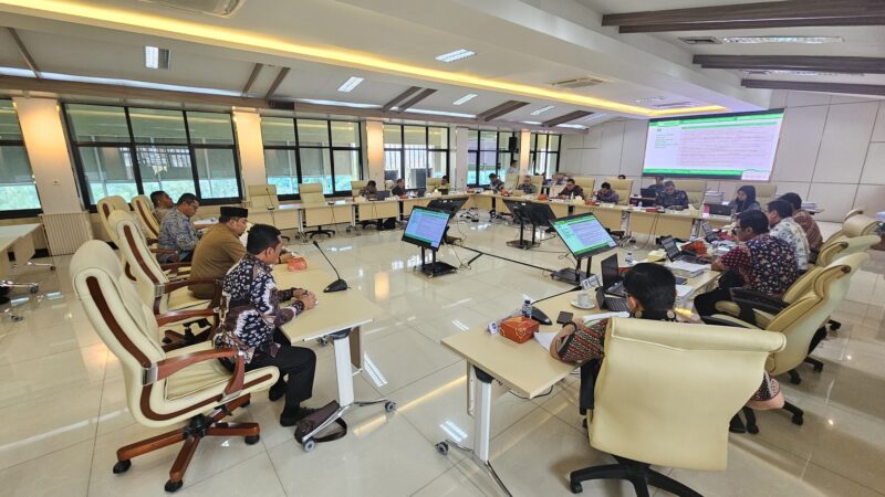 Pj Bupati Aceh Besar Muhammad Iswanto SSTP MM didampingi Plt Sekda Aceh Besar Bahrul Jamil SSos MSi, serta Kepala OPD terkait selaku leading sektor dalam pembuatan laporan kinerja. Foto: Dok. Pemkab Aceh Besar