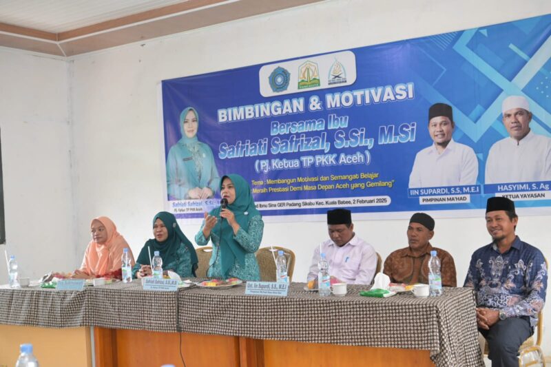 Pj Ketua TP PKK Aceh, Hj. Safriati,S.Si, M.Si didampingi ketua DWP Aceh Dra. Sukmawati Memberikan bimbingan dan motifasi kepada santri Ma'had Ibnu Shina kec. Kuala Bate Kab. Aceh Barat Daya, (02/02/2025). Foto: Dok. Prokopim Setda Aceh