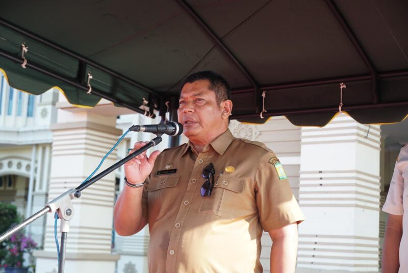 Plt Sekda Aceh Besar, Bahrul Jamil SSos MSi pimpin Apel Gabungan Organisasi Perangkat Daerah (OPD) lingkup Pemkab Aceh Besar, di halaman Kantor Bupati Aceh Besar, Kota Jantho, Senin (3/2/2025). Foto: Dok. MC Aceh Besar