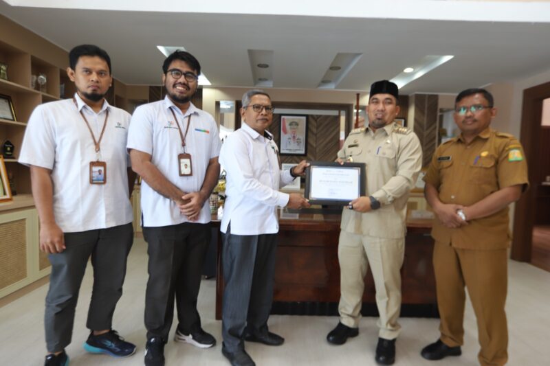 Penjabat Bupati Aceh Besar Muhammad Iswanto SSTP MM menerima Piagam Penghargaan sebagai peringkat ketiga se-Aceh dari Badan Pusat Statistik atas pencapaian Nilai Indeks Pembangunan Statistik dengan Predikat Baik yang diserahkan oleh Kepala Badan Pusat Statistik Kabupaten Aceh Besar, Rusmadi SE di ruang kerja Bupati Aceh Besar, Selasa (4/2/2025). Foto: Dok. MC Aceh Besar