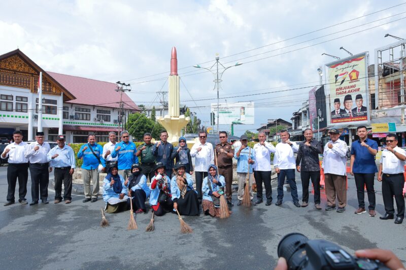 Pemerintah Kabupaten Aceh Barat mulai revitalisasi pedestrian dan peletakan batu pertama renovasi Tugu Pelor Meulaboh, Rabu (5/2/2025). Foto: Dok. Diskominsa Aceh Barat