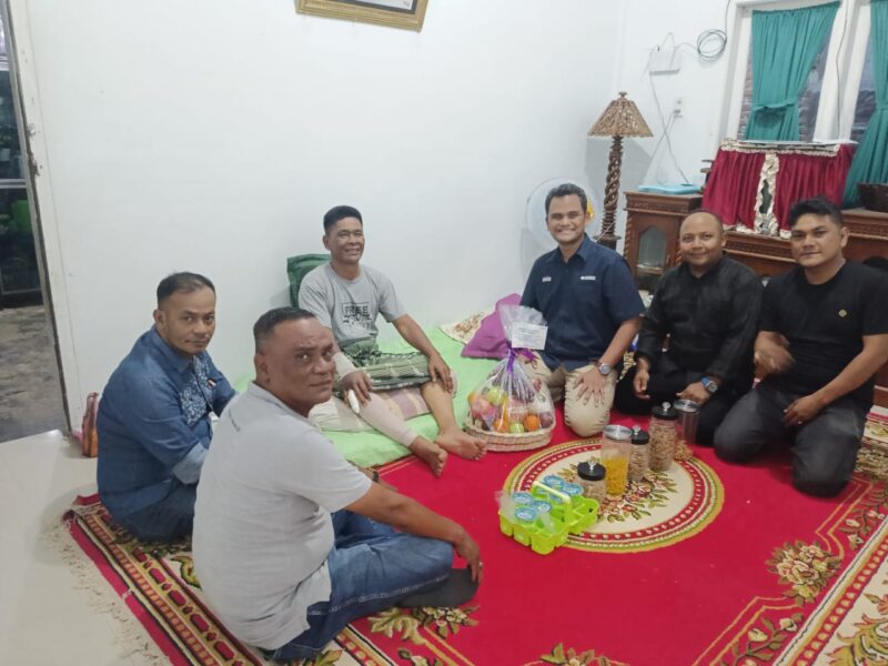 Pengurus Serikat Perusahaan Pers (SPS) Aceh melakukan kunjungan ke rumah Muslem, wartawan Media NAD, Pada Rabu 5 Februari 2025. Foto: Dok. SPS Aceh