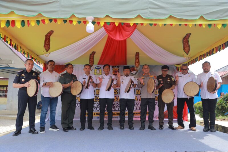 Pj Bupati Muhammad Iswanto, S.STP, MM, Kapolresta Banda Aceh Kapolresta Banda Aceh, Kombes Pol Fahmi Irwan Ramli, S.H., S.I.K., M.Si memukul rapai tanda Lauching Kampung Bebas Narkoba, di Halaman Meunasah Gampong Lam Sabang, Kecamatan Kuta Baro, Aceh Besar, Rabu (05/02/2025). Foto: MC Aceh Besar