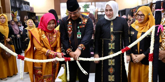 Pj. Gubernur Aceh, Dr. H. Safrizal ZA, M.Si, didampingi Pj. Ketua Dekranasda Aceh, Hj. Safriati, S.Si, M.Si, dan Plt. Ketua DWP Aceh, Dra. Sukmawati, melakukan pengguntingan pita saat meresmikan Galeri Seuramoe Kerajinan Dekranasda Aceh, di Komplek Taman Sulthanah Safiatuddin, Banda Aceh, Kamis, (6/2/2025). Foto: Dok. Humas Provinsi Aceh