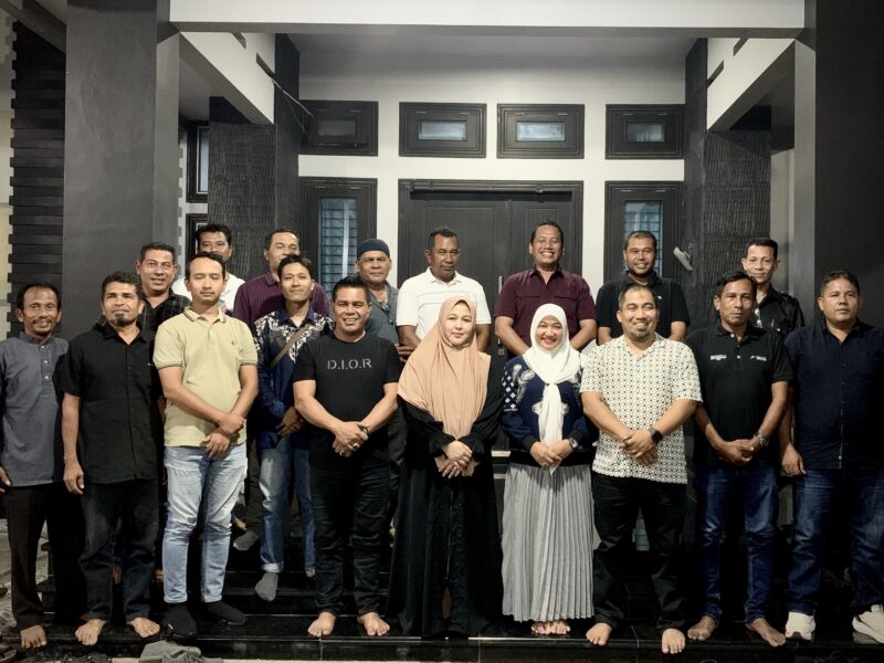 Pj Bupati dan Pj Ketua PKK Aceh Besar Silaturrahmi ke Kediaman Syech Muharram. Foto: Dok. Pemkab Aceh Besar