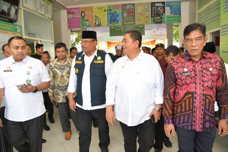 Pj Gubernur Aceh, H. Safrizal,ZA. M.Si
Meninjau Pelaksanaan Pemeriksaan Kesehatan Gratis Bagi Masyarakat,
di Puskesmas Meureudu, Kabupaten Pidie Jaya, Jumat (07/02/2025). Foto: Dok. Prokopim Setda Aceh