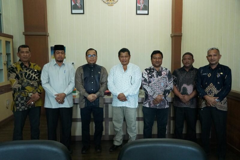Plt Sekda Aceh Besar, Bahrul Jamil, S.Sos., M.Si., foto bersama dengan dosen UIN Ar-Raniry di Ruang Sekda Aceh Besar, Kota Jantho, pada Jumat (7/2/2025). Foto: Dok. MC Aceh Besar