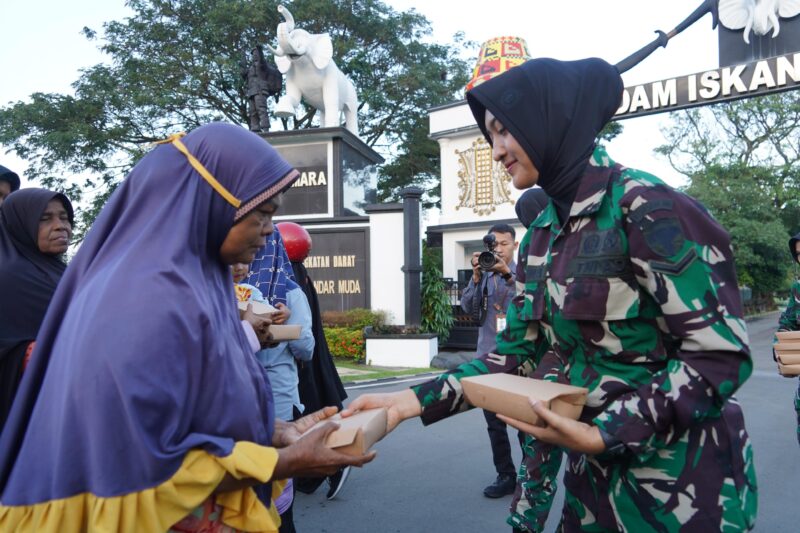 Personel Kodam IM saat membagikan 217 Paket Makanan gratis. Foto: Dok. Kodam IM