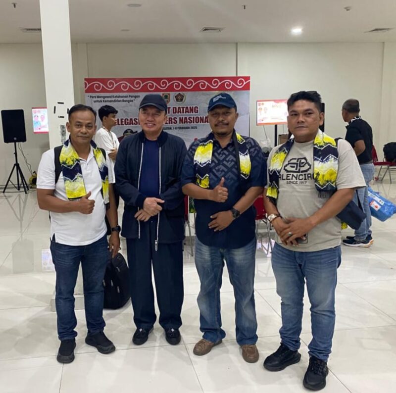 Pengurus Serikat Perusahaan Pers (SPS) Provinsi Aceh foto Bersama Pada Peringatan Hari Pers Nasional (HPN) 2025 di Bandar Udara Internasional Syamsudin Noor, Pada Jumat (7/2/2025). Foto: Dok. SPS Aceh.