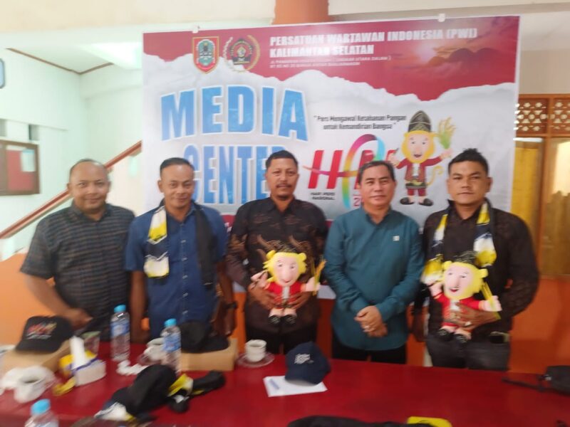 Pengurus SPS Aceh disambut Ketua PWI Kalsel Zainal Helmie, di Media Center HPN Kalsel 2025, Kantor PWI Kalsel, Senin (10/2/2025). Foto: Dok. SPS Aceh