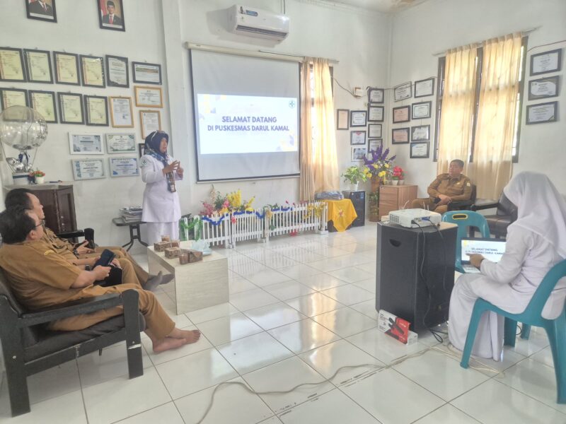 Kadinkes dr. Munawar, SPOG (K) didampingi Kadinkes Aceh Besar Anita, SKM, M.Kes serta Kapus Darul Kamal Maya Sopa, STP meninjauan langsung pelaksanaan program pemeriksaan Kesehatan Gratis (PKG) yang digelar secara serentak diseluruh Indonesia di PKM Kecamatan Darul Kamal, berlangsung di PKM Darul Kamal, Aceh Besar, Senin (10/02/2025). Foto: Dok. MC Aceh Besar