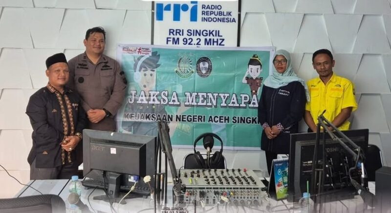 Kepala Kejaksaan Negeri Aceh Singkil, Muhammad Junaidi (Kedua Kiri) bersama Kepala Desa Gunung Lagan, Malim Usaha (Pertama Kiri) saat Jaksa Menyapa disiarkan oleh RRI Aceh Singkil. (Foto : Dok Pribadi).