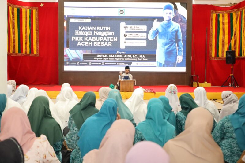 Tgk H Masrul Aidi Lc MA menyampaikan ceramah pada Halaqah TP PKK Aceh Besar pertemuan ke-77 di Meuligo Bupati Aceh Besar, Selasa siang (11/2/2025). Foto: Dok. Prokopim Aceh Besar