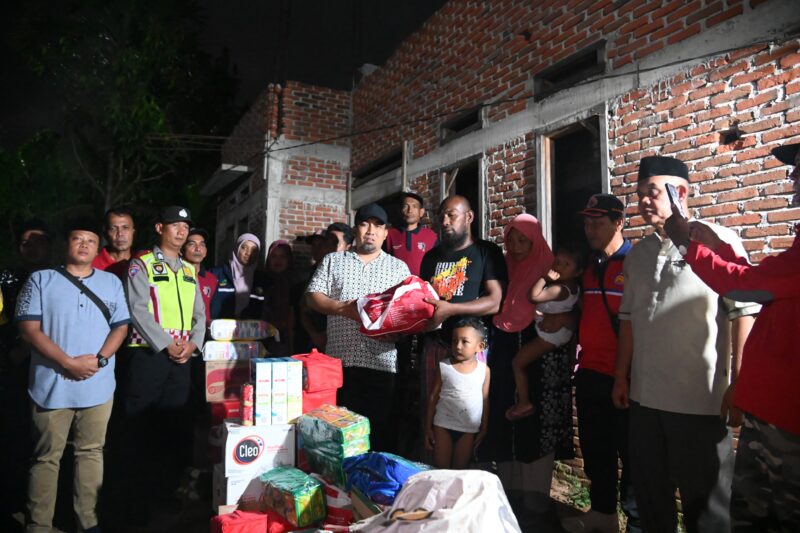 Pj Bupati Aceh Besar Muhammad Iswanto SSTP MM, menyerahkan bantuan masa panik kepada korban kebakaran di Gampong Lamtadok, Kecamatan Darul Kamal, Aceh Besar, Selasa (11/02/2025) malam. Foto: Dok. MC Aceh Besar