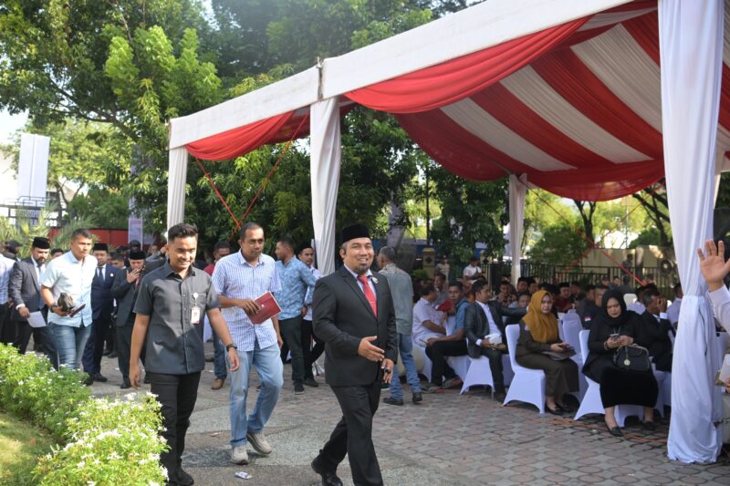 Pj Bupati Aceh Besar, Muhammad Iswanto SSTP MM menghadiri pelantikan Munazakir Manaf/Fadhlullah sebagai Gubernur/Wakil Gubernur Aceh periode 2025/2030 di Gedung DPR Aceh, Rabu (12/02/2025) pagi ini. Foto: Dok. Pemkab Aceh Besar
