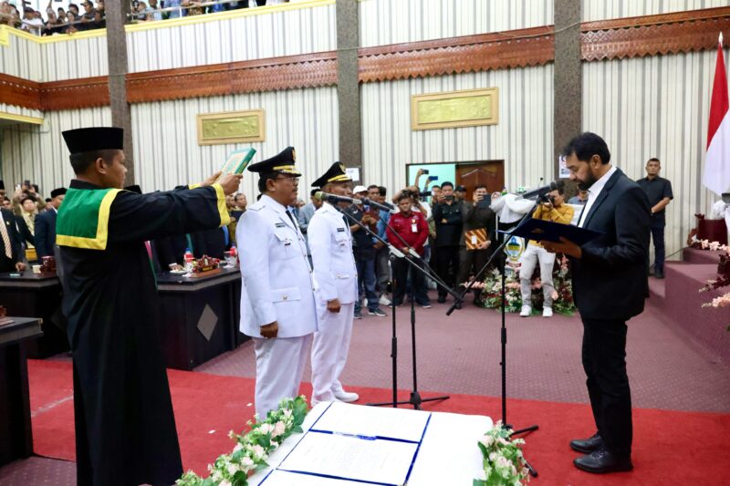 Gubernur Aceh Muzakir Manaf, mengambil sumpah jabatan dan melantik H. Safriadi Oyon, S.H sebagai Bupati Aceh Singkil, H. hamzah Sulaiman, S.H sebagai Wakil Bupati Aceh Singkil periode 2025-2030, pada Rapat Paripurna DPRK Aceh Singkil , di Gedung DPRK Aceh Singkil, Sabtu (14/2/2025). Foto: Dok. Prokopim Setda Aceh