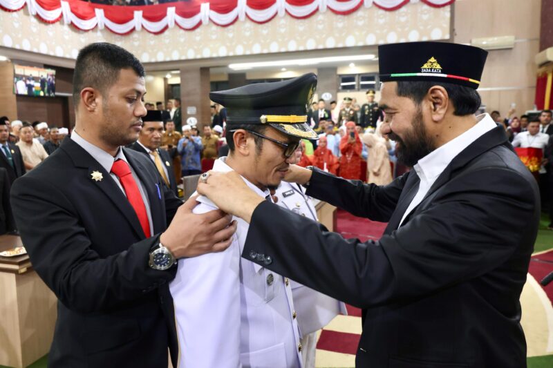 Gubernur Aceh Muzakir Manaf, mengambil sumpah jabatan dan melantik M.Rasyid sebagai Walikota Subulussalam, Nasir S.E sebagai Wakil Walikota Subulussalam periode 2025-2030, pada Rapat Paripurna DPRK Subulussalam , di Gedung DPRK Subulussalam, Sabtu (15/2/2025). Foto: Dok. Prokopim Setda Aceh