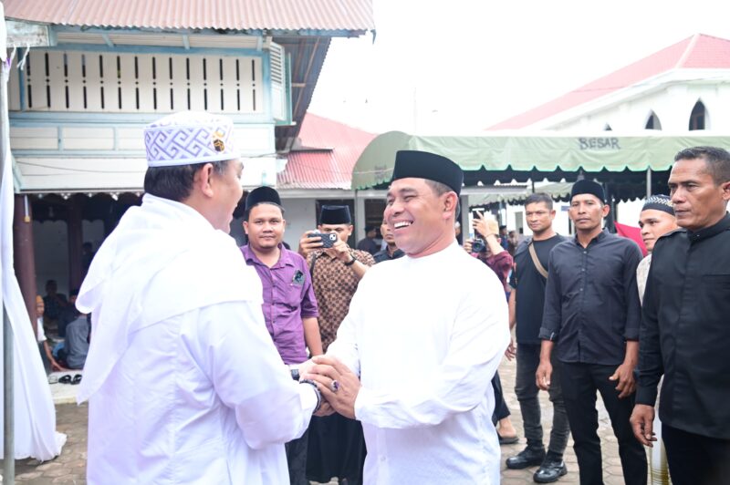 Kedatangan Bupati Aceh Besar H Muharram Idris (Syech Muharram), disambut Ketua Umum Dayah Darul Munawwarah Kuta Krueng, Tgk H Abiya Anwar Bin Abu H Usman (Abu Kuta Krueng) di kediaman almarhum Abu Kuta Krueng, Dayah Darul Munawwarah, Kuta Krueng, Ulee Glee, Pidie Jaya, Sabtu (15/2/2025). Foto: Dok. MC Aceh Besar