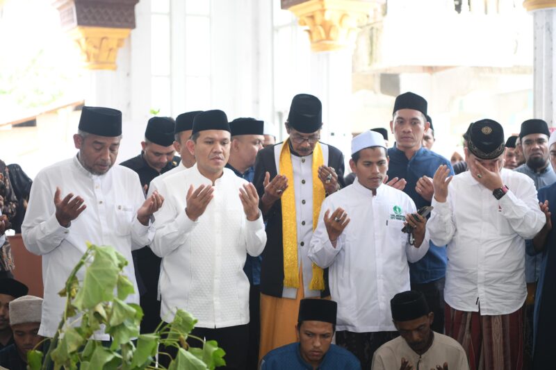 Wakil Gubernur Aceh, Fadhlullah, SE bersama Ketua MPU Aceh Lem Faisal dan sejumlah kepala SKPA menziarahi makam ulama kharismatik Aceh, Abu H. Usman bin Ali (Abu Kuta Krueng) di Pondok Pesantren Dayah Darul Munawwarah Kuta Krueng, Pidie Jaya, pada Minggu, (16/2/25). Foto: Dok. Prokopim Setda Aceh