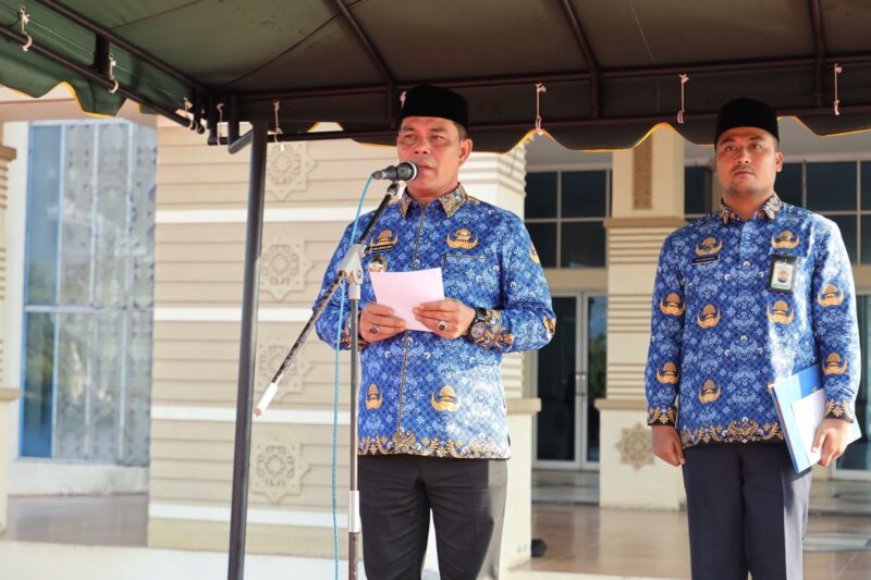 Bupati Aceh Besar H Muharram Idris menyampaikan sambutan dan arahan pada apel perdana bersama jajaran OPD, di halaman Kantor Bupati Aceh Besar, Kota Jantho, Senin (17/2/2025). Foto: Dok. Prokopim Pemkab Aceh Besar