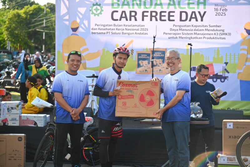General Manager SBA, R. Adi Santosa bersama Kadispora Kota Banda Aceh, Reza Kamilin, S.STP., menyerahkan hadiah doorprize kepada salah seorang pemenang pada Peringatan Bulan Keselamatan dan Kesehatan Kerja Nasional (BK3N) 2025 bersama PT Solusi Bangun Andalas di Car Free Day Banda Aceh, 16 Februari 2025. Foto: Dok. SBA