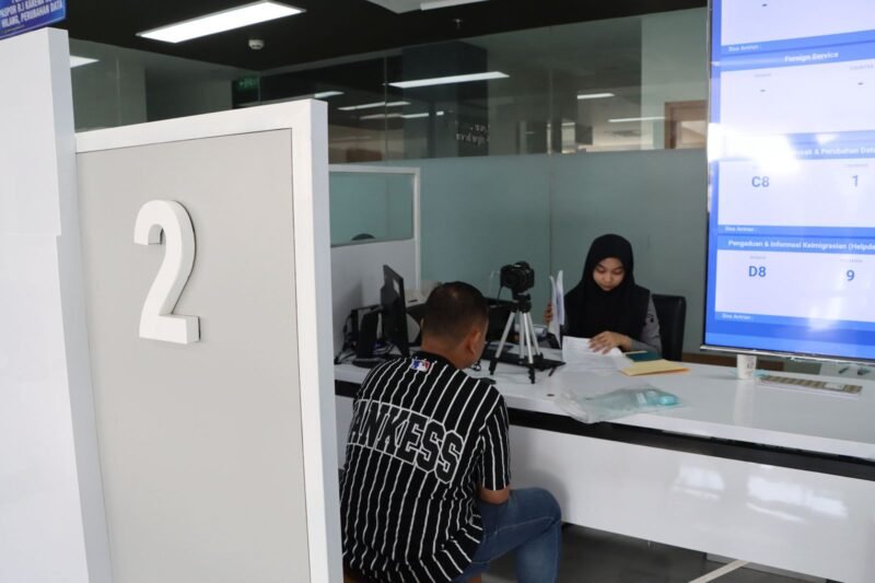 Petugas Kantor Imigrasi Kelas I TPI Banda Aceh Saat memberikan pelayanan keimigrasian kepada masyarakat, Banda Aceh, Selasa (18/2/2025). (Foto : Farid Ismullah/NOA.co.id).