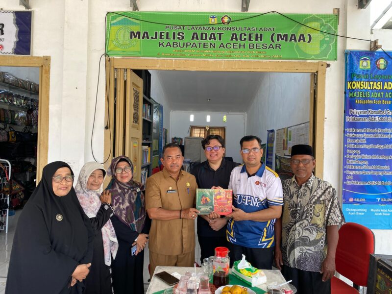 Asisten II Sekdakab Aceh Besar, H. M. Ali, S.Sos, M.Si, menyerahkan dua buku terbitan Majelis Adat Aceh (MAA) kepada perwakilan delegasi mahasiswa UTM yang berlangsung di Pusat Layanan Konsultasi Adat MAA Kabupaten Aceh Besar Komplek Gedung Dekranasda Aceh Besar, Gampong Gani, Kecamatan Ingin Jaya, pada Selasa (18/2/2025). Foto: Dok. MC Aceh Besar