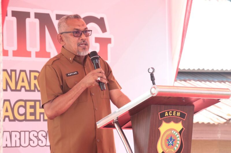 Kaban Kesbangpol Aceh Besar Sofian menyampaikan sambutan dalam acara Lauching Kampung Bebas Narkoba, di Halaman Meunasah Gampong Lamkeunung, Kecamatan Darussalam, Aceh Besar, Selasa (18/02/2025). Foto: Dok. MC Aceh Besar