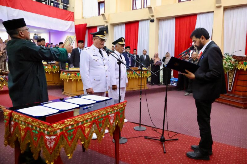 Gubernur Aceh Muzakir Manaf, mengambil sumpah jabatan dan melantik Ir. H. Tagore Abubakar sebagai Bupati Bener Meriah, dan
Ir. Armia sebagai Wakil Bupati Bener Meiah periode 2025-2030, pada Rapat Paripurna DPRK Bener Meriah , di Gedung DPRK Bener Meriah, Selasa (18/2/2025). Foto: Dok. Prokopim Setda Aceh