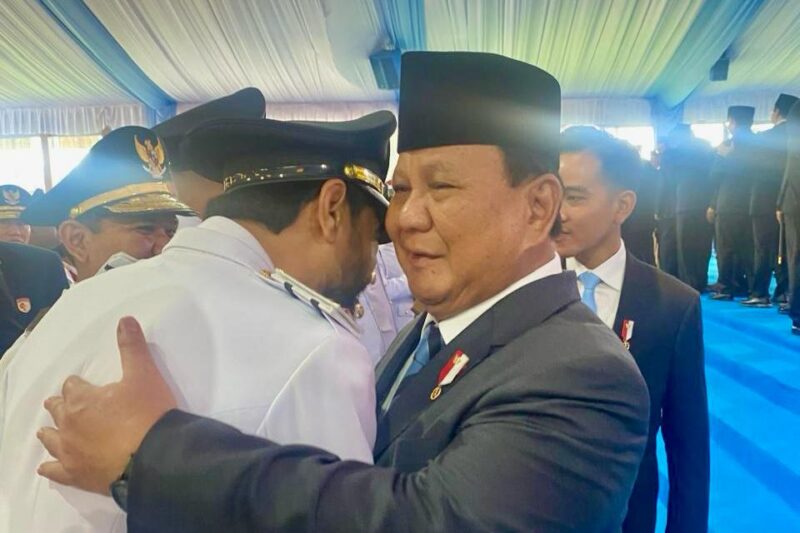 Presiden Republik Indonesia, Prabowo Subianto, menyambut Gubernur Aceh Muzakir Manaf (Mualem) dengan sambutan hangat di Istana Kepresidenan, Jakarta, Kamis (20/2/2025). Foto: Dok. Prokopim Setda Aceh