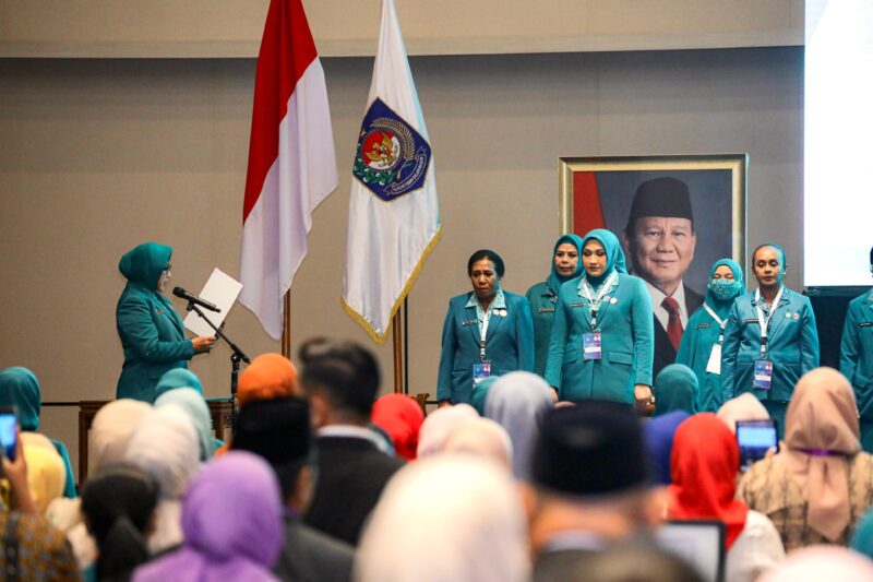 Marlina Usman, istri Gubernur Aceh, resmi dilantik dan dikukuhkan sebagai Ketua Tim Penggerak PKK dan Tim Pembina Posyandu Aceh periode 2025-2030, Kamis (20/2). Prosesi pelantikan dilakukan oleh Ketua Umum TP PKK dan Ketum Tim Pembina Posyandu Tri Tito Karnavian di Aryanusa Ballroom, Menara Danareksa, Jakarta Pusat, dengan disaksikan Istri Wakil Gubernur Aceh Mukarramah Fadhlullah. Foto: Dok. Prokopim Setda Aceh