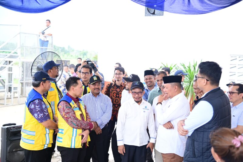 Asisten II Sekdakab Aceh Besar H.M Ali S.Sos M.Si sedang mendampinginya anggota DPR RI Irmawan saat kunjungan kerja ke Bendungan Karet di Lambaro, Jum'at (20/02/2025). Foto: Dok. MC Aceh Besar