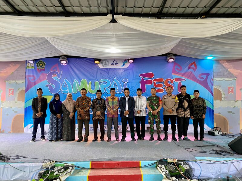 Staf Ahli Bupati Aceh Besar Bidang Keistimewaan Aceh, SDM dan Kerjasama Adi Dharma S.Pd, M.Pd foto bersama dengan Pimpinan Dayah Samudera Pasai Madani, Muhammad Fadhillah, Lc., M.Us, dan tamu undangan pada penutupan Samurai Fest 2025 di Dayah Samudera Pasai Madani, Gampong Ajuen-Jeumpet, Kecamatan Darul Imarah, Aceh Besar, pada Sabtu (22/2/2025). Foto: Dok. MC Aceh Besar